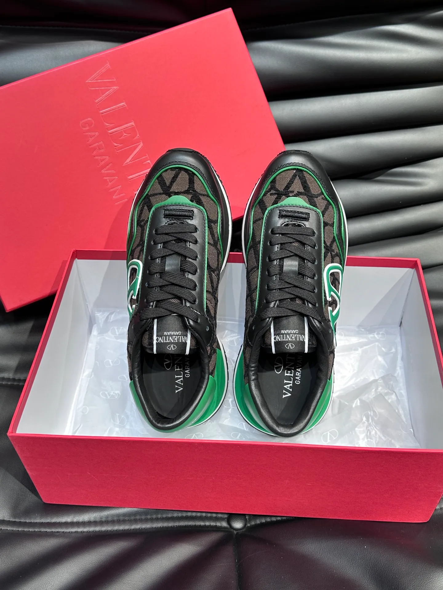 P540💰 Product trademark: VALENTINO "Valentino" Regular size: 38-44 [45 customized] Product materials: Warren men's casual sports shoes, made of multi-material splicing, calf leather stitched with suede cowhide, fabric mesh upper, fabric tongue decorated with brand badge, rubber rivet decorative details on the heel, rivet rubber outsole, non-slip, wear-resistant and shock-absorbing, pure cotton inner foot pad, comfortable and breathable, comes with original box packaging bag!